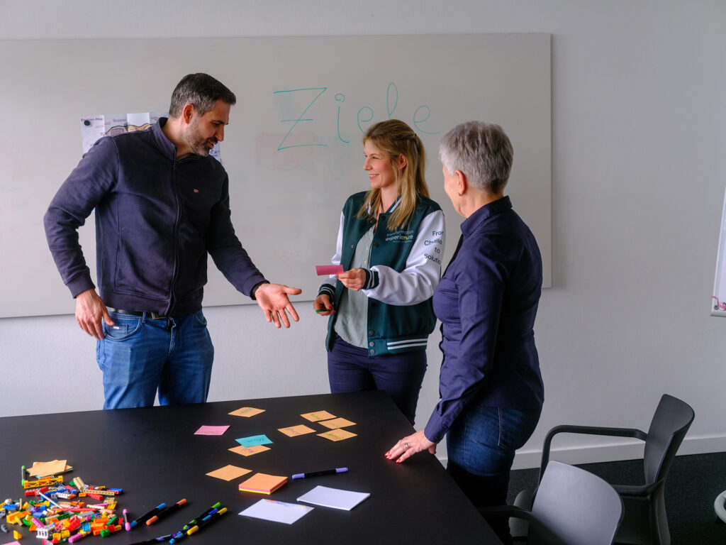 Führungsteam im Strategieworkshop, das gemeinsam an einer Organisationsveränderung arbeitet und unterschiedliche Perspektiven in den Entscheidungsprozess einbezieht.