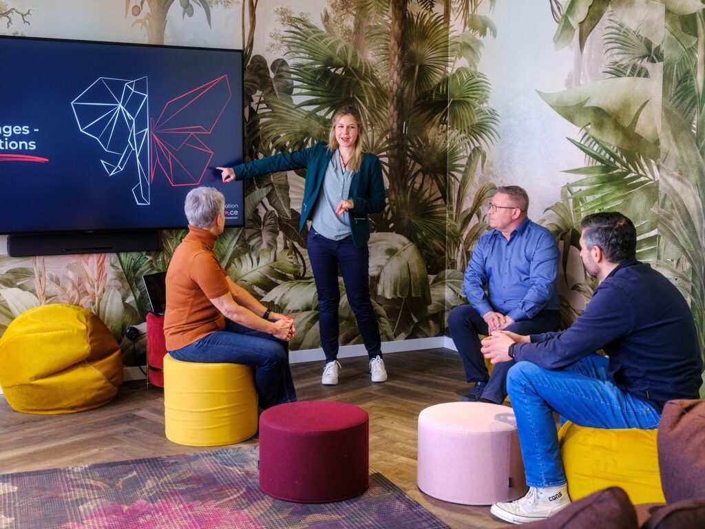 Interdisziplinäres Team arbeitet gemeinsam an einem Whiteboard und entwickelt bereichsübergreifende Prozesse für eine erfolgreiche Zusammenarbeit.